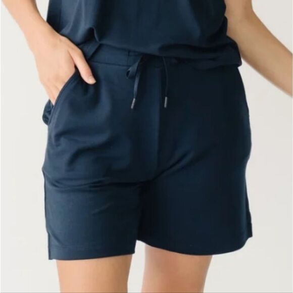 930 NWT Women's Brushed Bamboo Mid-Length Shorts Sz Large 6" Length - Picture 1 of 7